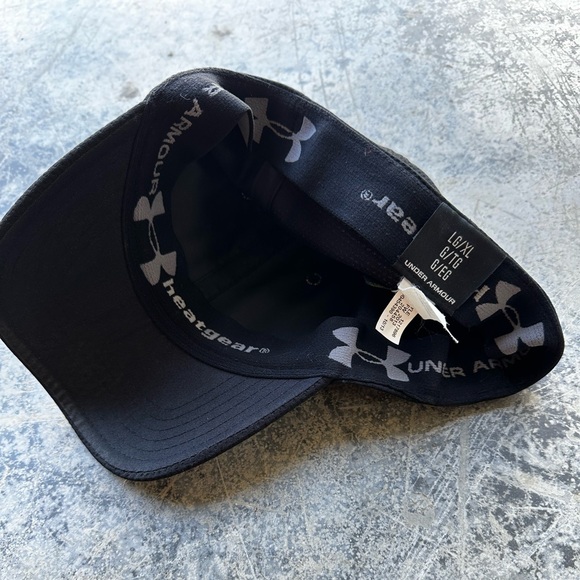 Men’s Under Armour Hat - Picture 3 of 3